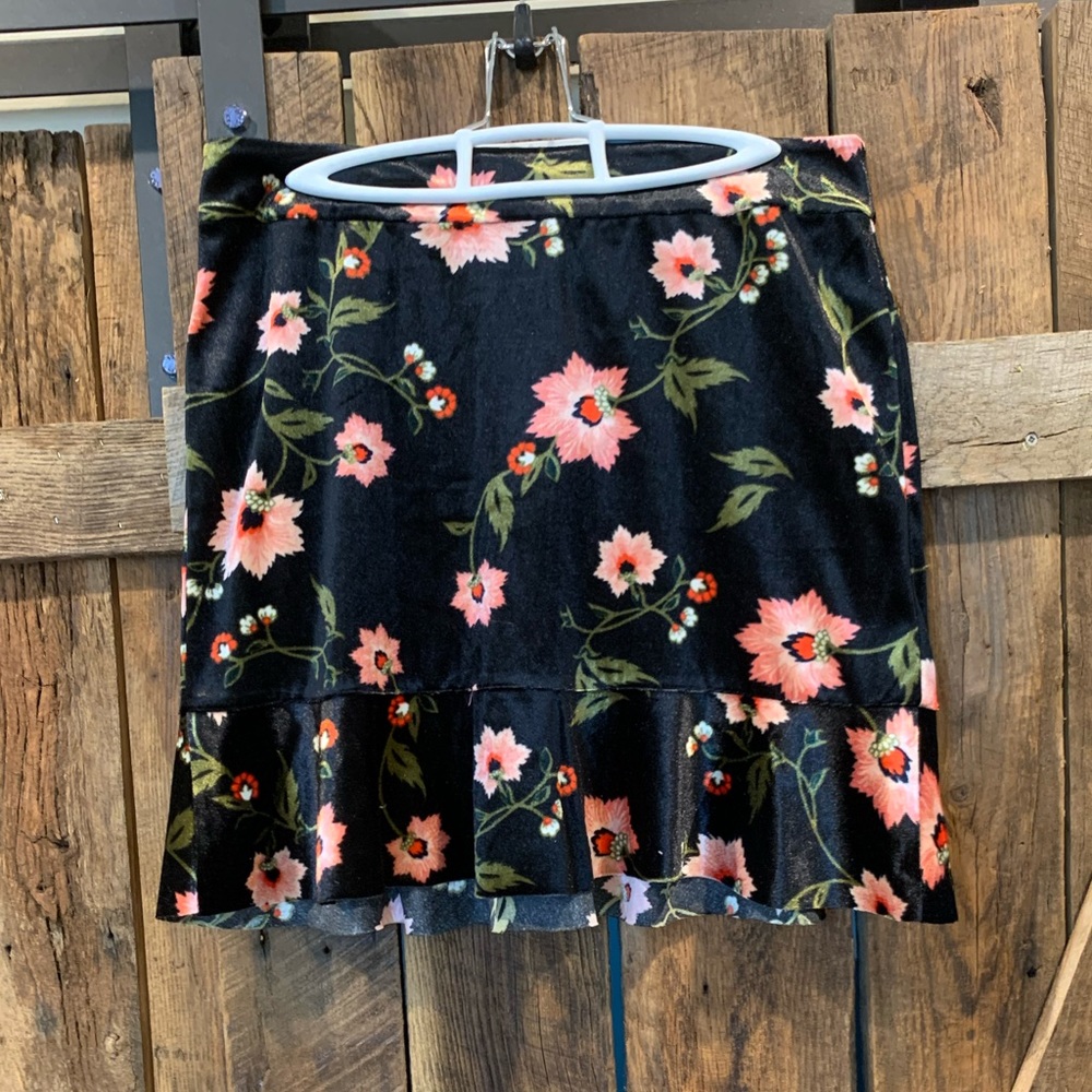 NWT  Vero Moda Velvet Floral Skirt